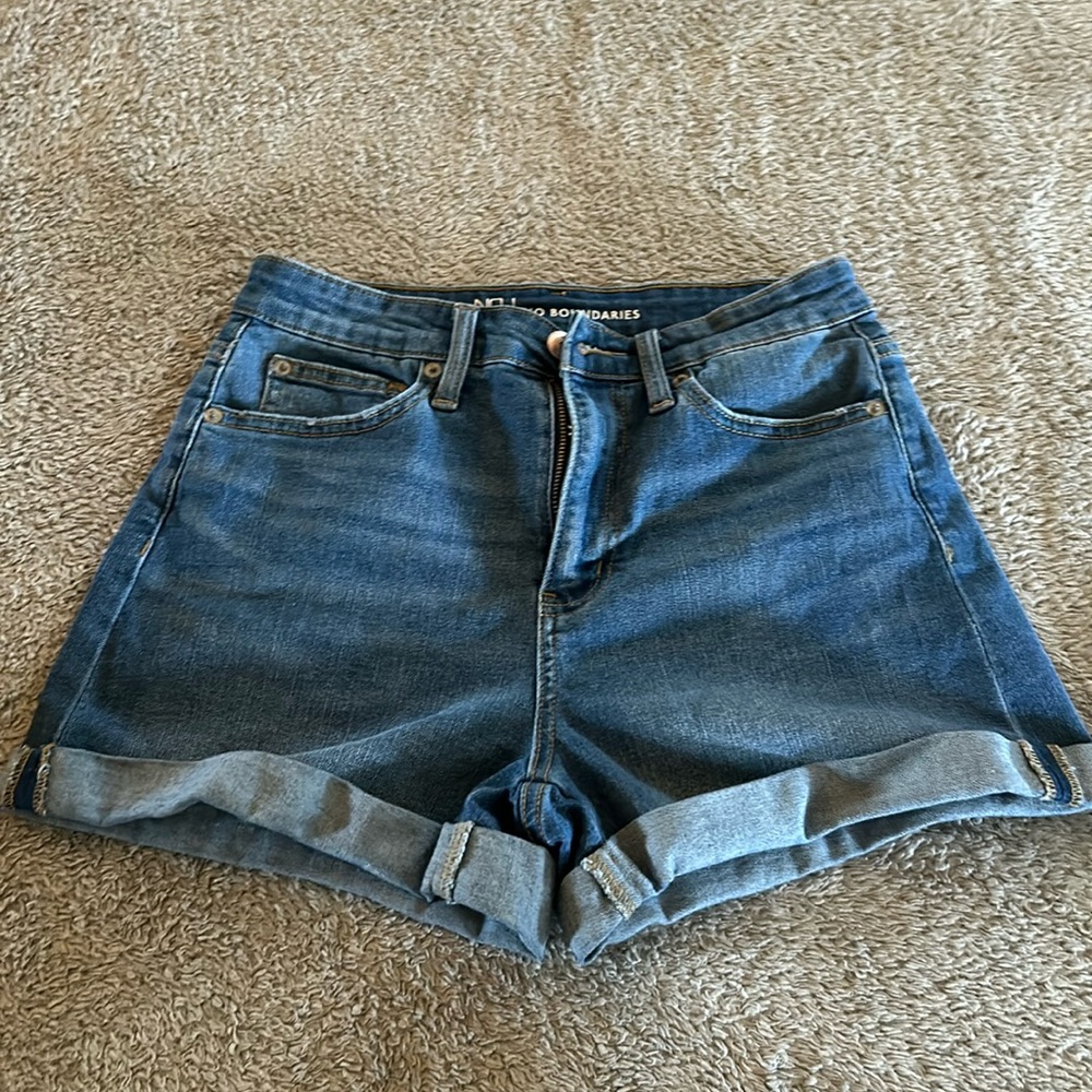 No boundaries junior’s high-rise denim shorts